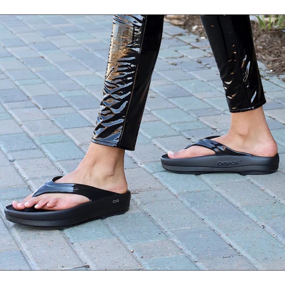 Oofos Womens 6 Black Oolala Flip Flop Thong Recovery Sandals Comfort N1-20